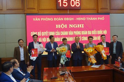 Công bố các Quyết định của Chánh Văn phòng Đoàn ĐBQH và HĐND thành phố về công tác cán bộ